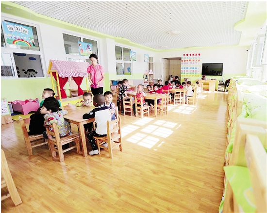 窗明几净的校舍里，维吾尔族幼儿在老师的带领下学唱汉语歌曲。