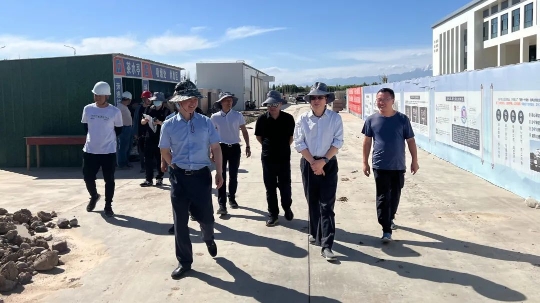 市第十七中学建设项目阿克苏市委副书记,人大常委会党组书记杨杰,拱墅