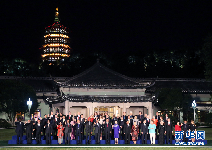   9月4日，国家主席习近平和夫人彭丽媛在杭州西子宾馆举行宴会，欢迎出席二十国集团领导人杭州峰会的外方代表团团长及所有嘉宾。这是习近平和彭丽媛同外方代表团团长及配偶在室外草坪合影留念。新华社记者姚大伟摄