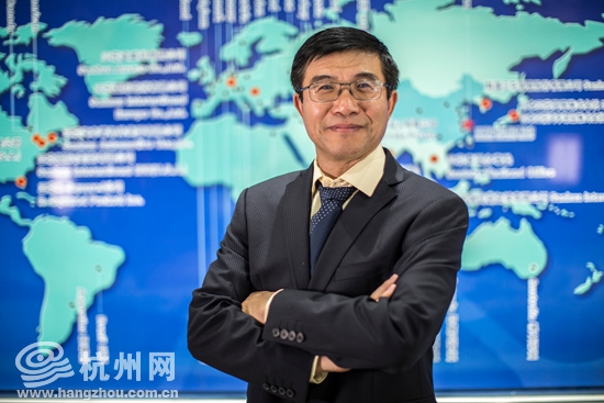 三花控股集团副总裁及首席科学家的美籍华人黄宁杰在接受杭州网采访 三花控股集团副总裁及首席科学家的美籍华人黄宁杰在接受杭州网采访
