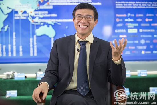 三花控股集团副总裁及首席科学家的美籍华人黄宁杰在接受杭州网采访 三花控股集团副总裁及首席科学家的美籍华人黄宁杰在接受杭州网采访