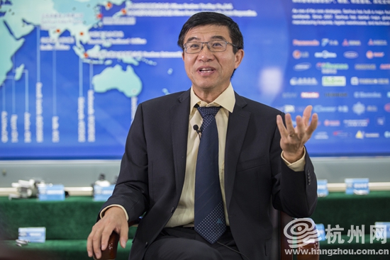 三花控股集团副总裁及首席科学家的美籍华人黄宁杰在接受杭州网采访 三花控股集团副总裁及首席科学家的美籍华人黄宁杰在接受杭州网采访