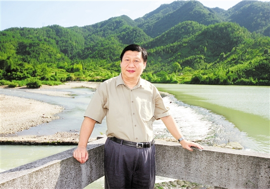 2006年6月1日，习近平在温州温福铁路飞云江大桥建设工地调研。 本报记者 周咏南 摄