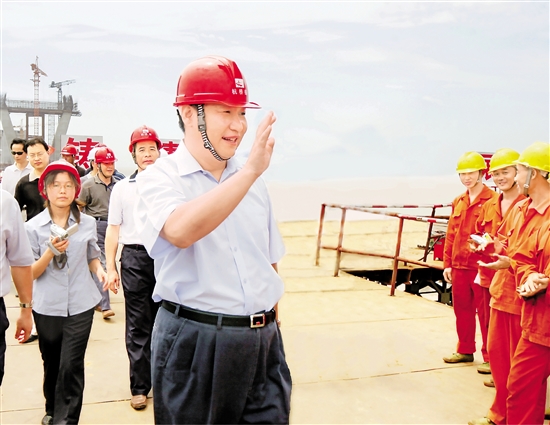 2006年7月12日,习近平在杭州湾跨海大桥嘉兴海盐段建设工地调研并慰问建设工人。 本报记者 周咏南 摄 2006年7月12日,习近平在杭州湾跨海大桥嘉兴海盐段建设工地调研并慰问建设工人。 本报记者 周咏南 摄