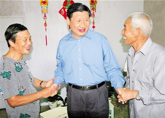 2006年9月21日,习近平在舟山普陀区东极岛调研并看望慰问当地渔民。 本报记者 周咏南 摄 2006年9月21日,习近平在舟山普陀区东极岛调研并看望慰问当地渔民。 本报记者 周咏南 摄