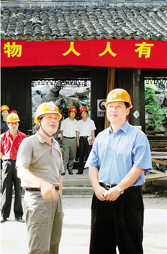 2006年6月10日,习近平在杭州专题调研文化遗产保护工作并慰问建设者。 本报记者 周咏南 摄 2006年6月10日,习近平在杭州专题调研文化遗产保护工作并慰问建设者。 本报记者 周咏南 摄