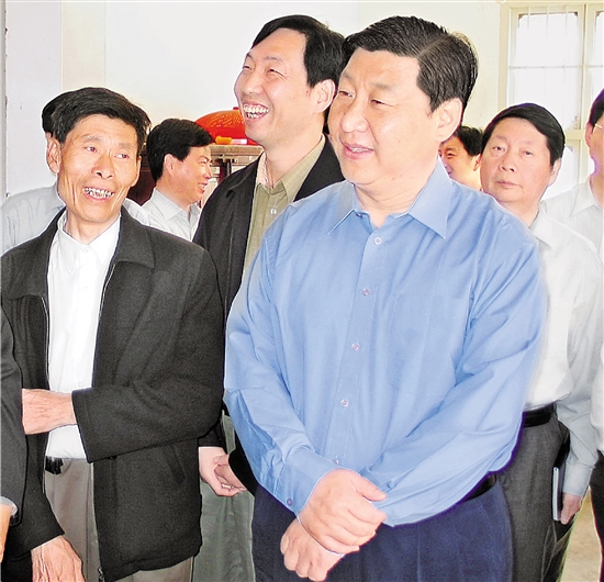 2004年10月10日,习近平在衢州江山市凤林镇调研“三农”工作。 本报记者 周咏南 摄 2004年10月10日,习近平在衢州江山市凤林镇调研“三农”工作。 本报记者 周咏南 摄