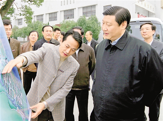 2005年11月18日,习近平在上虞调研教育工作并到春晖中学察看发展规划。 本报记者 周咏南 摄 2005年11月18日,习近平在上虞调研教育工作并到春晖中学察看发展规划。 本报记者 周咏南 摄