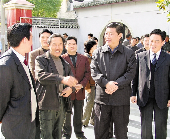 2004年12月14日,习近平在嵊州乡村调研并看望基层干部。 本报记者 周咏南 摄 2004年12月14日,习近平在嵊州乡村调研并看望基层干部。 本报记者 周咏南 摄