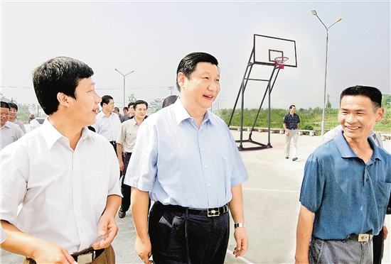2005年6月17日,习近平在武义县调研基层民主法治并到履坦镇杨岸村察看群众性文体活动。 本报记者 周咏南 摄 2005年6月17日,习近平在武义县调研基层民主法治并到履坦镇杨岸村察看群众性文体活动。 本报记者 周咏南 摄