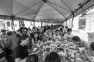 昨天中午，骆家庄端午宴，村民们团聚，吃得很开心。