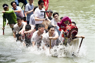 湿地原住民在龙舟胜会上奋力击水前行。