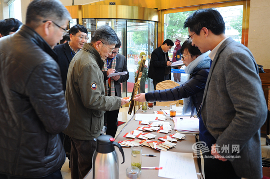 参加市第十二次党代会的党代表们信心满怀地从四面八方赶来。