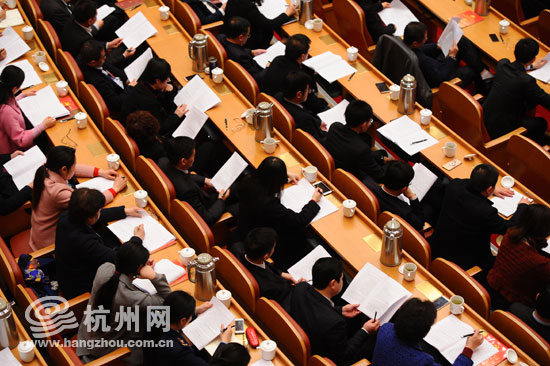 党代表认真听取报告