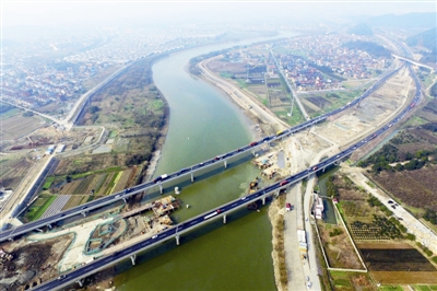 从空中鸟瞰浦阳江流经萧山区浦阳镇段的河道。