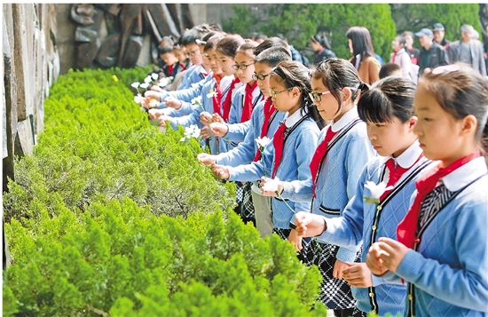 4月1日，杭州长河小学的学生们来到浙江革命烈士纪念碑前敬献鲜花，缅怀先烈。 本报记者 倪雁强 摄
