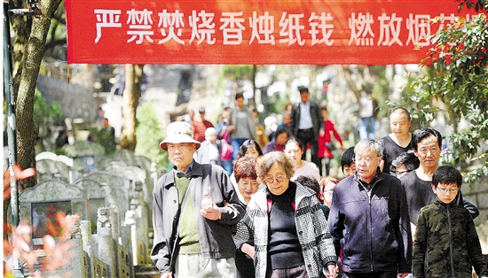 4月3日，在杭州一陵园内，一条条醒目的横幅提醒着市民“文明寄相思,无烟更清明”。 本报记者 杨朝波 尹海木 吴元峰 摄