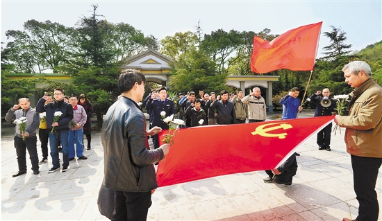 4月1日,舟山市定海区金塘岛上40余名党员与金塘市场监管分局的工作人员一起,在金塘岛东风岭烈士陵园悼念革命先烈。 姚峰 摄 4月1日,舟山市定海区金塘岛上40余名党员与金塘市场监管分局的工作人员一起,在金塘岛东风岭烈士陵园悼念革命先烈。 姚峰 摄