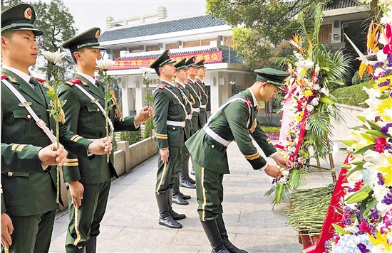 4月1日,武警杭州市支队的100多位官兵在杭州市革命烈士纪念馆举行缅怀蔡永祥烈士活动。 本报记者 姚群 实习生 石怡锋 通讯员 陈志法 摄 4月1日,武警杭州市支队的100多位官兵在杭州市革命烈士纪念馆举行缅怀蔡永祥烈士活动。 本报记者 姚群 实习生 石怡锋 通讯员 陈志法 摄