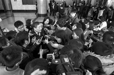 昨天上午，浙江代表团团组开放日活动结束后，全国人大代表、娃哈哈集团董事长宗庆后被媒体记者包围
