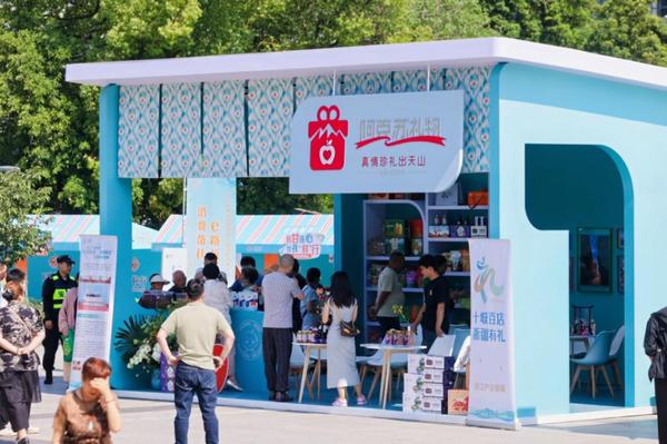 2025年5月29日，2025年阿克苏市名特优新农产品及文旅资源融合春夏推介会暨杭阿消费帮扶系列展销活动在杭州吴山广场举行。.png