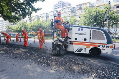 道路养护。 