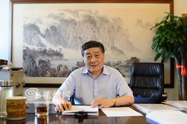 娃哈哈集团有限公司董事长宗庆后接受杭州网记者采访