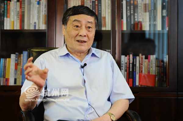 娃哈哈集团有限公司董事长宗庆后接受杭州网记者采访