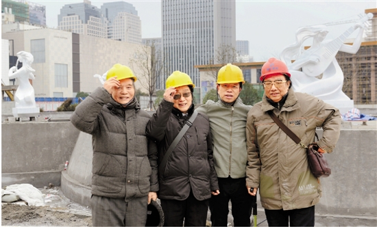 3月10日，杭州武林广场中央喷泉工地，几位“八少女”雕塑的新老设计师相聚武林广场。 