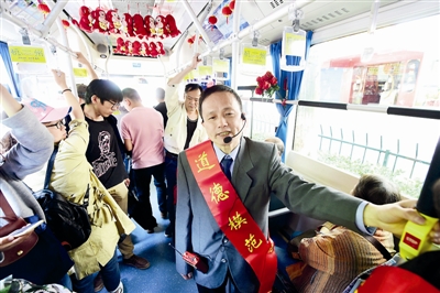 孔胜跃正在由其弟弟孔胜东驾驶的28路公交车上向乘客宣讲文明守则。