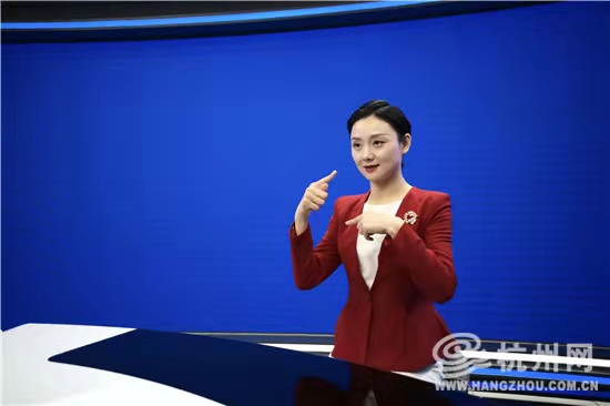 杭州市两会首次引入手语播报"手语姐姐"指掌间传递两会声音