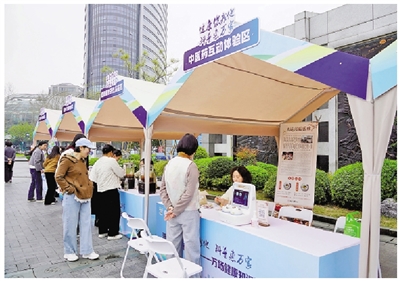 市民参与互动体验。市卫生健康委供图