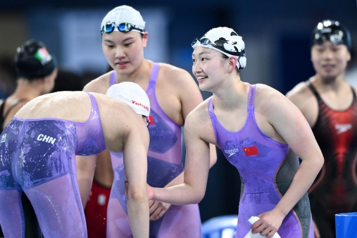 所在位置:>杭州网>热点专题>8月1日,中国队选手李冰洁(右)在比赛后与