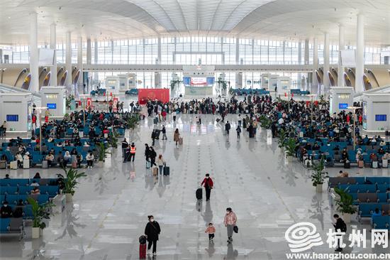 杭州西站迎来首个春运客流高峰 预计发送旅客2.5万人次