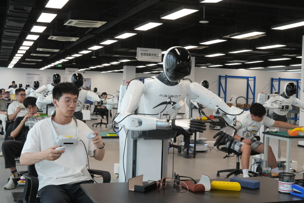 在位于浙江绍兴上虞区的杭州湾具身智能创新中心,工作人员操作机器人进行不同场景作业的数据采集(2025年9月23日摄)。新华社记者 翁忻旸 摄
