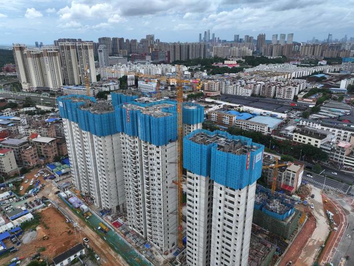 这是7月21日拍摄的南宁市鸡村城中村改造项目建设现场(无人机照片)。新华社记者 黄孝邦 摄