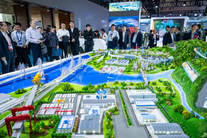 10月31日,观众在2025国际(武汉)智能建造产业博览会现场参观。新华社记者 伍志尊 摄