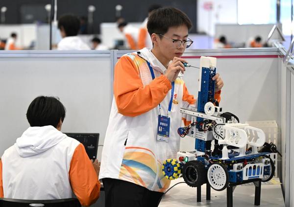 9月19日至23日,第三届全国技能大赛在河南郑州举行。这是选手在自主移动机器人项目比赛中。新华社记者 李嘉南 摄