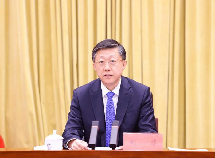 12月17日,市委十三届十次全体会议举行,省委常委、市委书记刘非就《建议(讨论稿)》向全会作说明并讲话。 图片