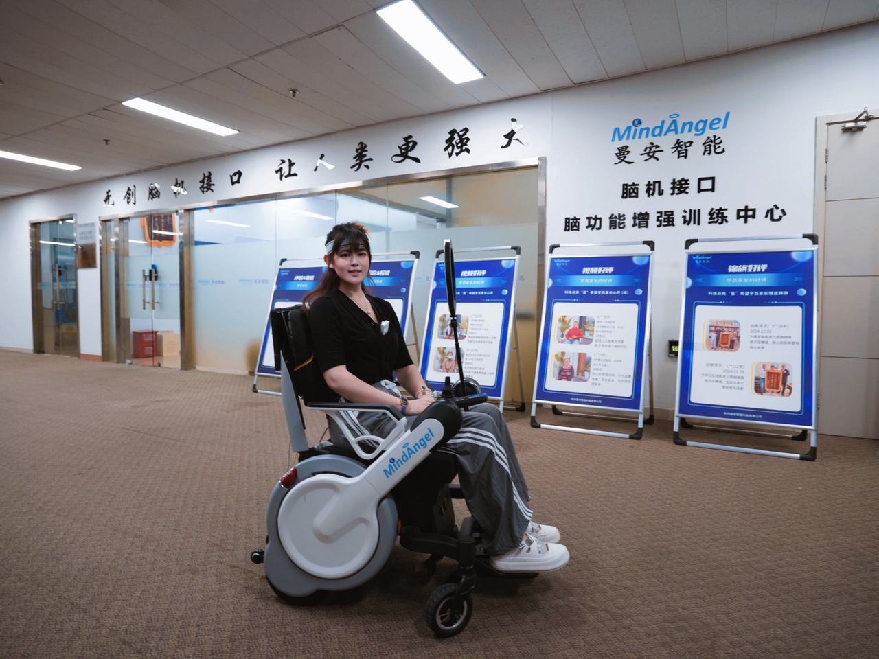 潮新闻记者体验脑控轮椅。潮新闻记者 邹宸 摄