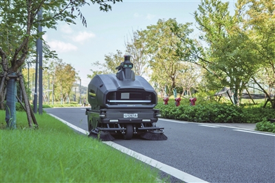 在余杭南湖未来科学园区,“有鹿 - AI130” 商用巡扫机器人正自主规划路径清扫路面。