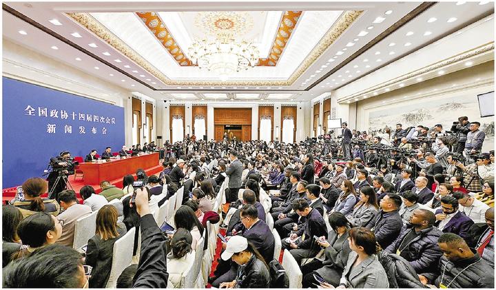 3月3日,全国政协十四届四次会议新闻发布会在北京人民大会堂举行。大会新闻发言人刘结一向中外媒体介绍本次大会有关情况并回答记者提问。 新华社记者 曹祎铭 摄