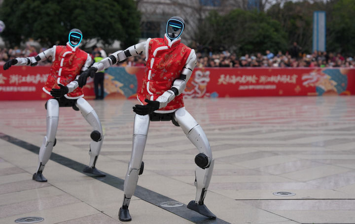 2026年2月28日,宇树科技人形机器人在浙江省桐庐县中心广场表演舞蹈。新华社记者 黄宗治 摄