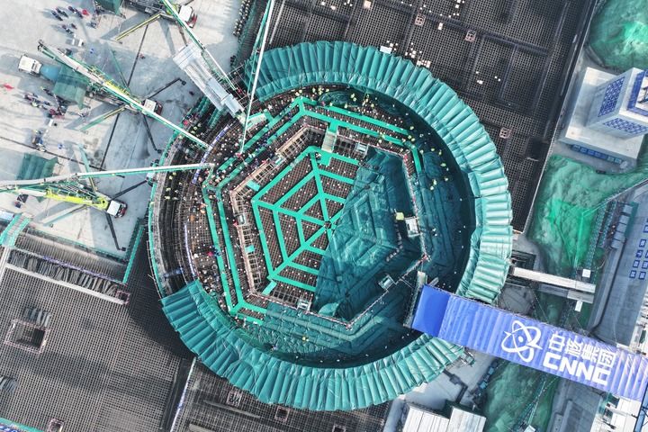 位于江苏省连云港市的江苏徐圩核能供热发电厂1号机组核岛开始混凝土浇筑,项目进入主体工程建设阶段(2026年1月16日摄,无人机照片)。这是“十五五”开局之年我国开工建设的首台核电机组。新华社记者 毛俊 摄