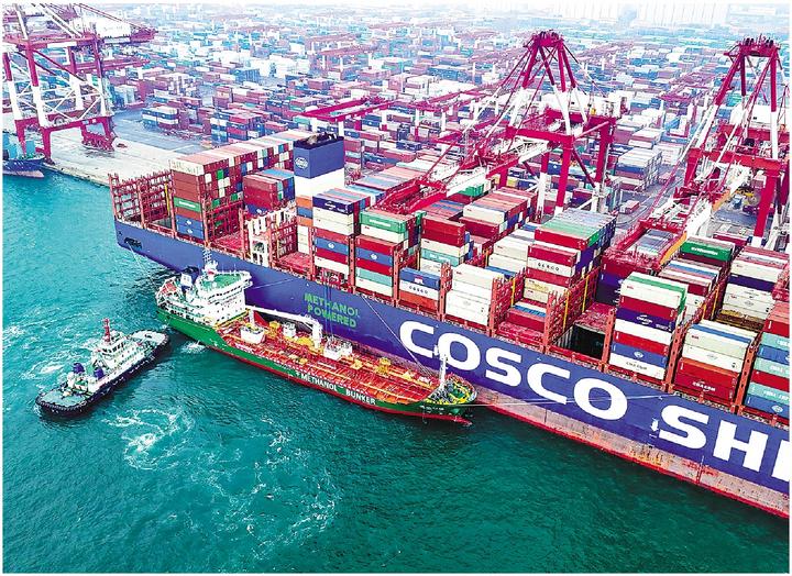 3月3日,山东港口青岛港完成首批两艘国际航行船舶绿色甲醇“船对船”加注作业。新华社发(张进刚 摄)