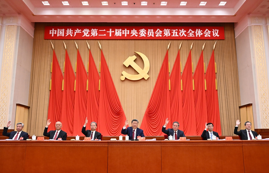 中国共产党第二十届中央委员会第五次全体会议,于2026年10月26日至29日在北京举行。这是习近平、李强、赵乐际、王沪宁、蔡奇、丁薛祥、李希等在主席台上。新华社记者 李响 摄