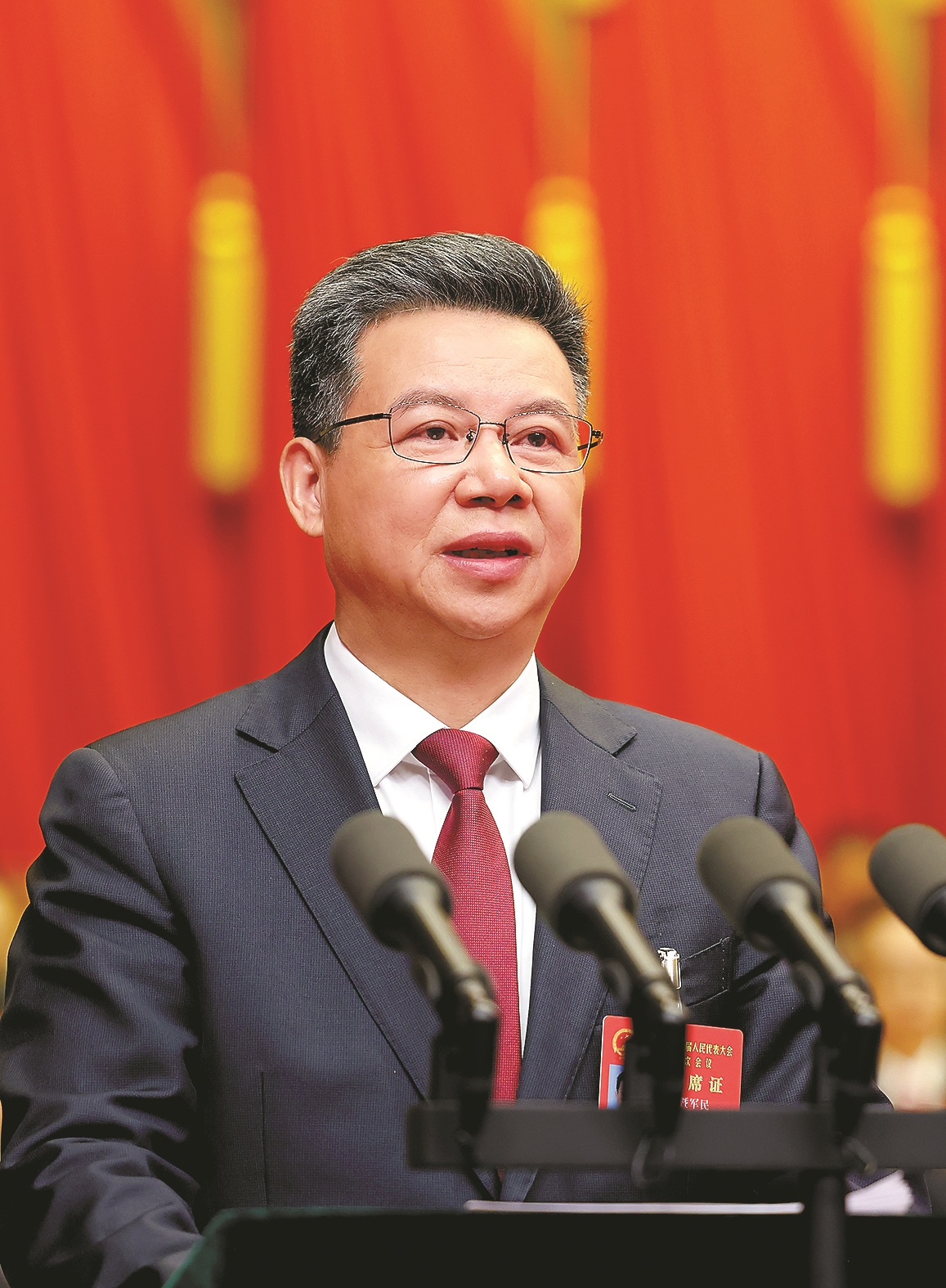 1月22日下午,市人大常委会主任暨军民在市十四届人大六次会议第二次全体会议上作市人大常委会工作报告。 记者 法鑫 摄