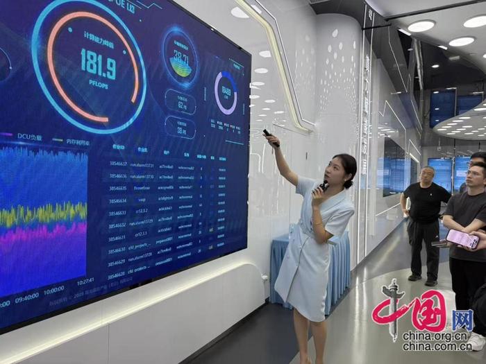 “牢记初心使命 奋进复兴征程”主题采访团走进国家超级计算乌镇中心。中国网记者 李智 摄