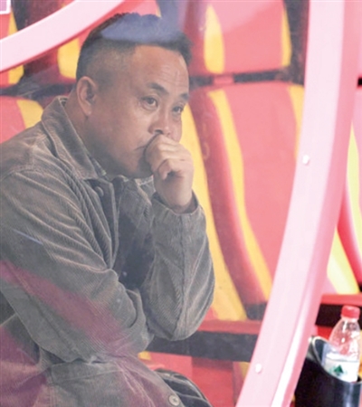 父亲王小舟在看台上看着儿子训练 记者 夏阳 摄